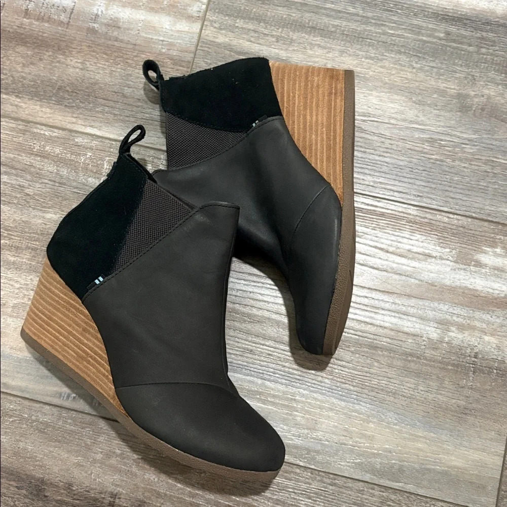 TOMS Kelsey Pull On Wedge Bootie in Black Leather Size 8
